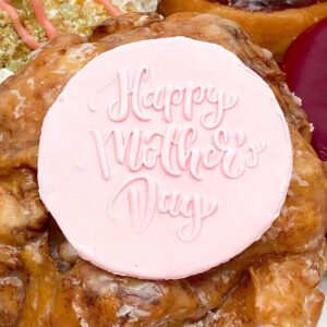 Happy Mother's Day Message on a fondant.